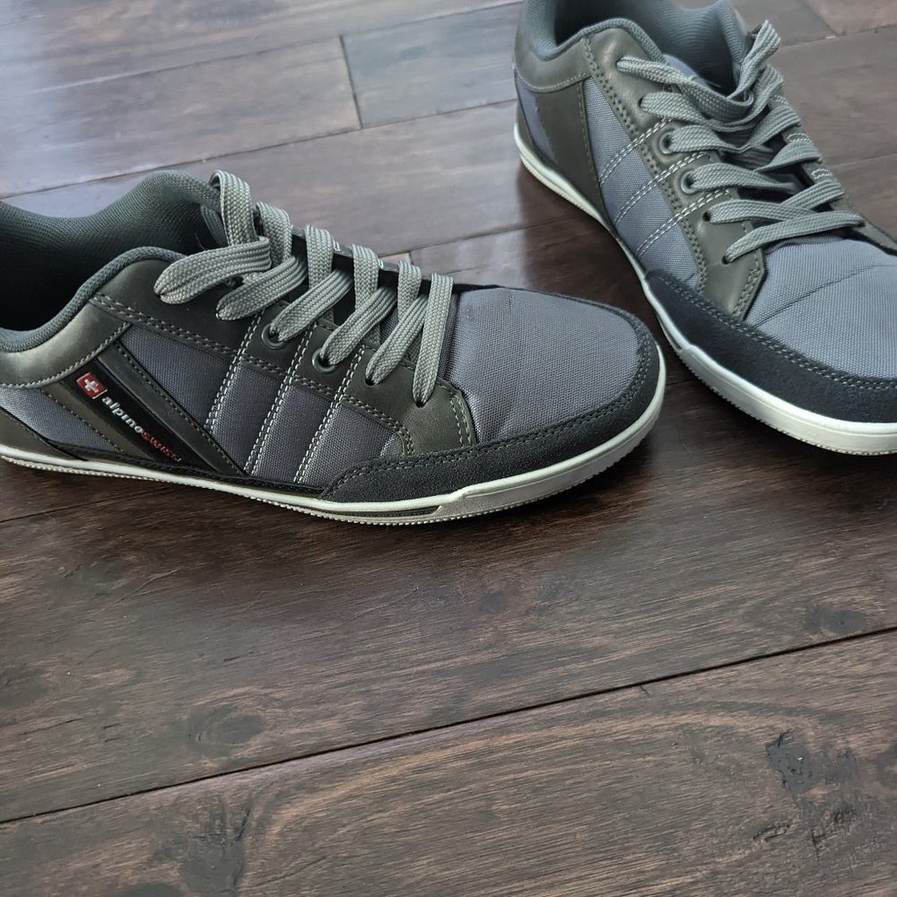 Alpine Swiss men's sneakers sz 9